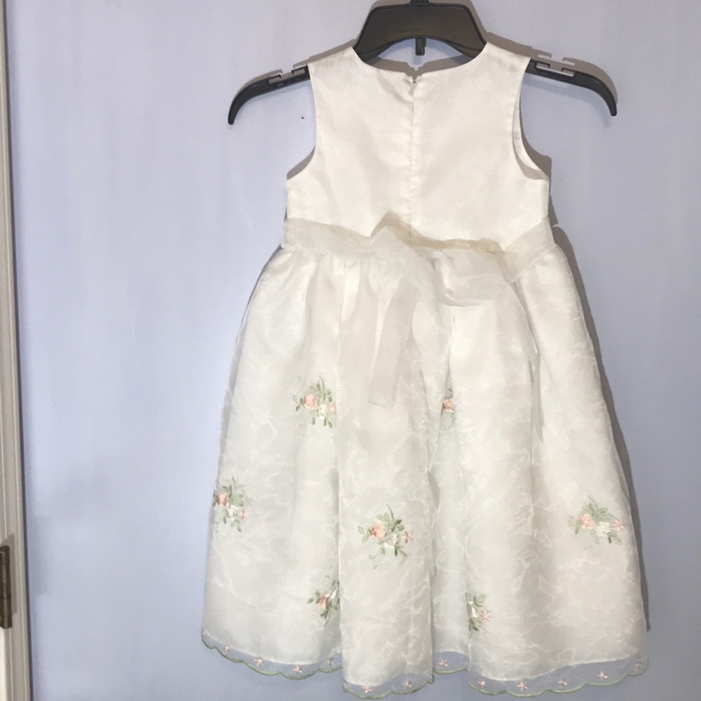 Beautiful White with Tulle and embroidered 🌸🌸🌸 - Picture 2 of 4